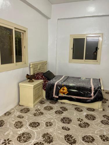 بيت ريفي في Muqammar: غرفة نوم بسرير ونوافذ