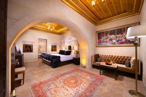 Una cama o camas en una habitación de Cappadocia Pegasos Cave Suite Hotel
