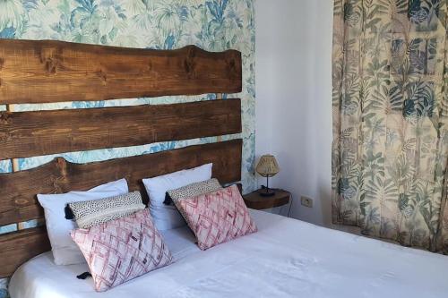 Un pat sau paturi într-o cameră la Villa Yahia Djerba