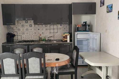 cocina con mesa, mesa, mesa y sillas en Villa Yahia Djerba, en Bou Menjel