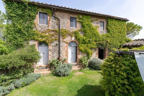 een oud stenen huis met klimop erop bij La Palazzina in Siena