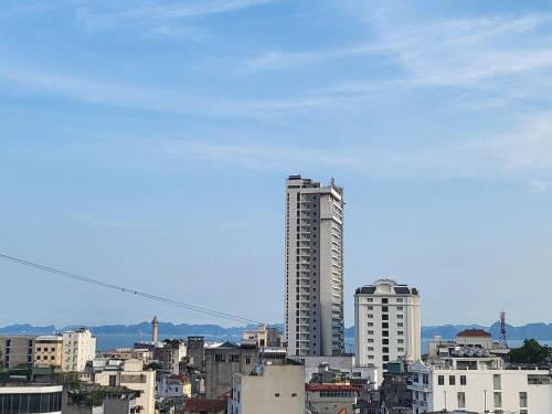 - une vue sur une ville avec de grands bâtiments dans l'établissement Sao Pho Hien Hotel, à Hạ Long