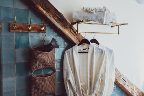 y baño con cortina de ducha en la pared de azulejos. en Amante Boutique en Kuressaare