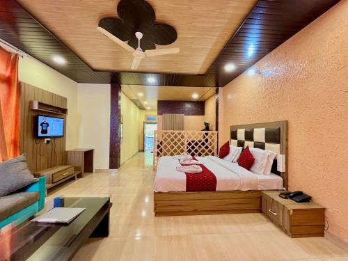 una camera con letto, divano e TV di Goroomgo Hotel Shining Star Resort - Prime Location - Excellent Service a Lāhri
