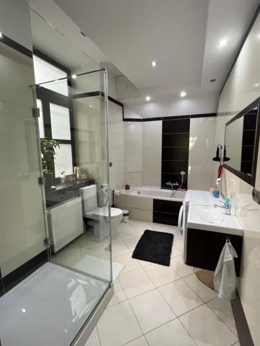 łazienka z 2 umywalkami, prysznicem i wanną w obiekcie Apartament w Centrum przy Studni 102m2 w mieście Chełm
