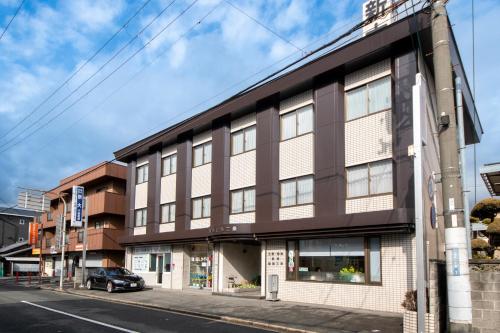 ein Gebäude an der Ecke einer Straße in der Unterkunft Yamato Saidaiji Hotel SINDAI in Nara