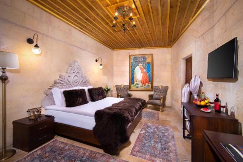 Una televisión o centro de entretenimiento en Cappadocia Pegasos Cave Suite Hotel