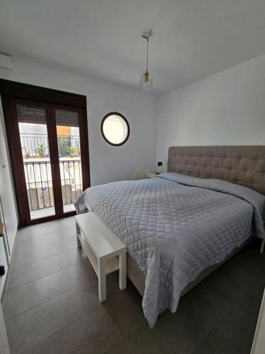 une chambre avec un lit, une table et une fenêtre dans l'établissement San Pedro, à Nerja