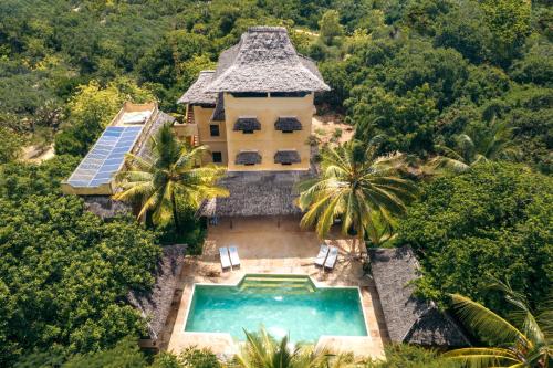 z góry widok na dom z basenem w obiekcie The Cabanas, Anasa Hotels & Experiences w mieście Matondoni