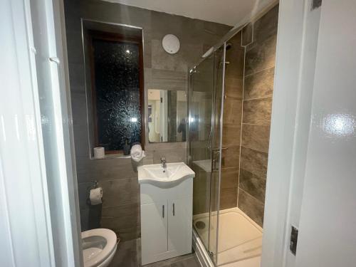 Ένα μπάνιο στο 5 Bed Haven - Off Street Parking - Pool Table