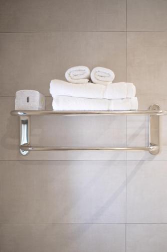 a towel rack with towels on it in a bathroom at Suite 宿特 I 鄰近武聖夜市 in Hsin-t'ing