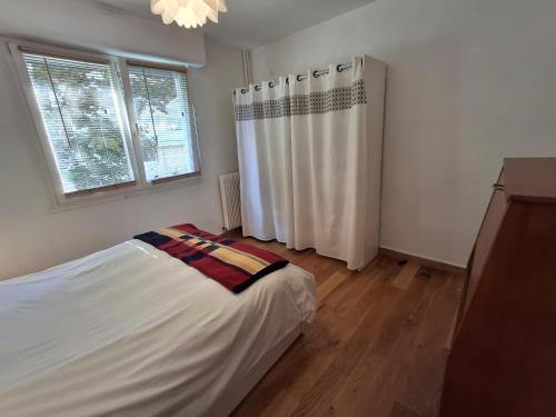 une chambre avec un lit et un rideau de douche dans l'établissement Nid douillet cœur de ville, à Tours