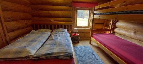 Päikseranna Holiday Centre في Nedsaja: غرفة نوم بسريرين في كابينة خشب