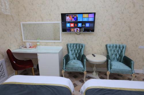 Телевизор и/или развлекательный центр в AYNIY Hotel