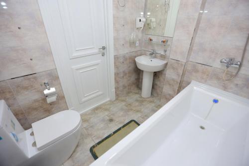 Ванная комната в AYNIY Hotel