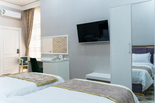 Кровать или кровати в номере AYNIY Hotel