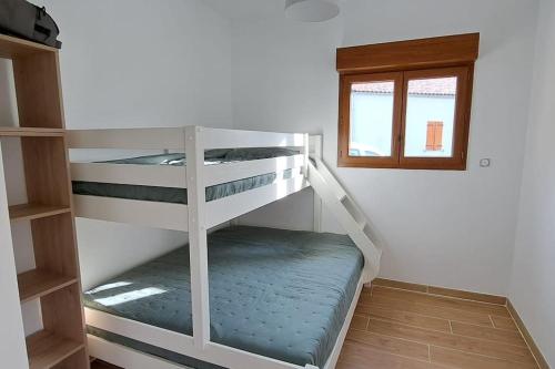 Zimmer mit 2 Etagenbetten und einem Fenster in der Unterkunft Maison maquis corse in Zicavo