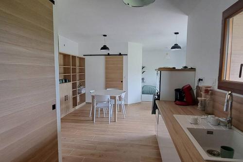 eine Küche mit einem Tisch und Stühlen im Zimmer in der Unterkunft Maison maquis corse in Zicavo