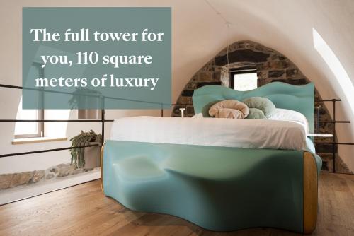 1 dormitorio con 1 cama en una habitación con chimenea en Capitolare Suite Tower, en Portovenere