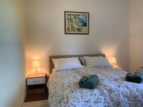 een slaapkamer met een bed met twee blauwe handdoeken erop bij Grand Pool Apartment Ika-Opatija in Opatija