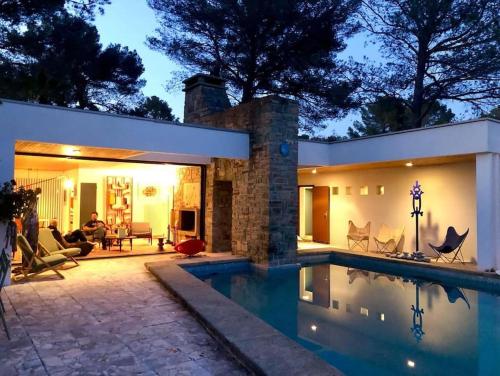 une maison avec piscine la nuit dans l'établissement Magnifique Villa piscine jardin, à Fréjus