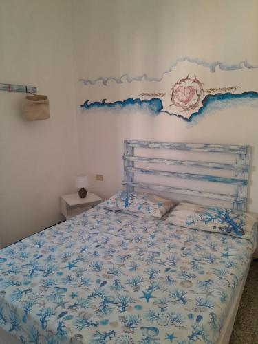 una camera da letto con un letto con fiori blu sul muro di Romeo e Giorgi a Spotorno