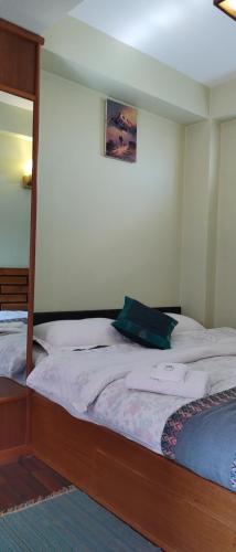 Galeriebild der Unterkunft Tranquil Haven with shared kitchen access at greentara heritage home in Pātan