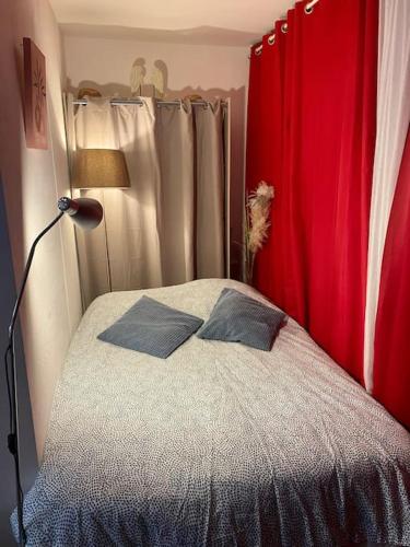 une chambre avec un lit avec deux oreillers dessus dans l'établissement Studio Centre, 2ème ligne petite vue mer- Self Check In, à La Grande Motte