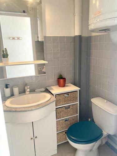 une salle de bain avec un lavabo, des toilettes et un miroir dans l'établissement Studio Centre, 2ème ligne petite vue mer- Self Check In, à La Grande Motte