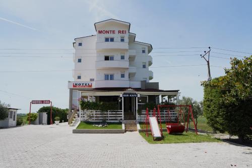 LushnjëにあるHotel Monte Reiの側面に看板がある建物