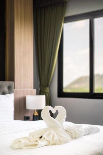 Katil atau katil-katil dalam bilik di YSW Hotel Lopburi
