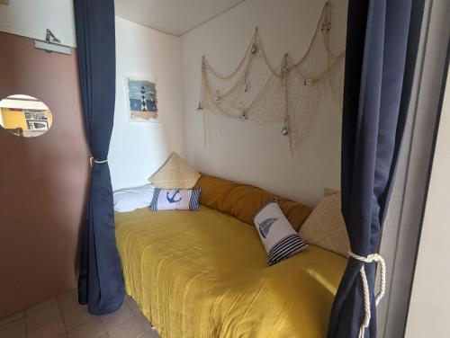 Una cama o camas en una habitación de Studio cosy vue et front de mer