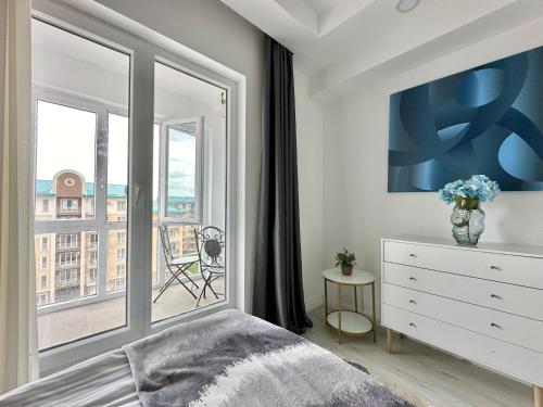 a bedroom with a bed and a large window at Double Studio B601 StayInn by Cosmopolis in Ştefăneştii de Jos