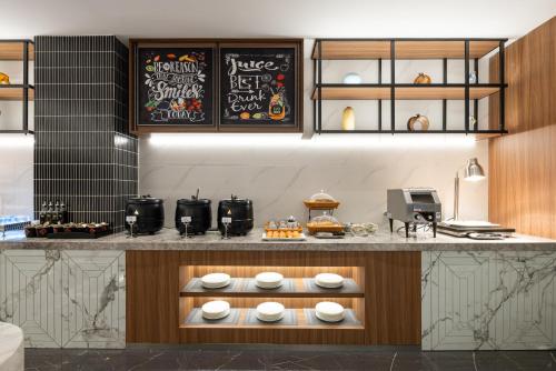 Kuchyň nebo kuchyňský kout v ubytování UrCove by Hyatt Tianjin West Railway STN