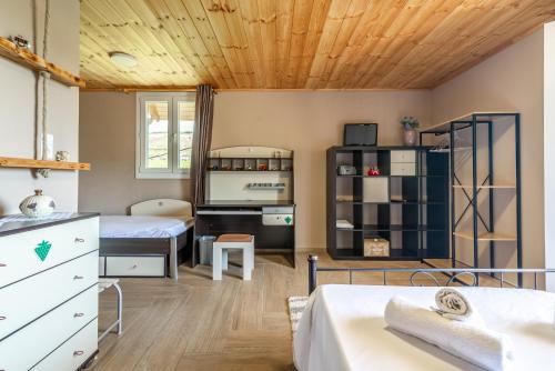 um quarto com 2 camas e um tecto de madeira em Countryhouse Villa with pool & private parking em Heraclião
