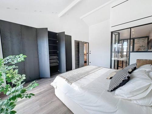une chambre avec un grand lit et une grande fenêtre dans l'établissement 79m2 Penthouse, Palais et plages à 400m rooftop, à Cannes