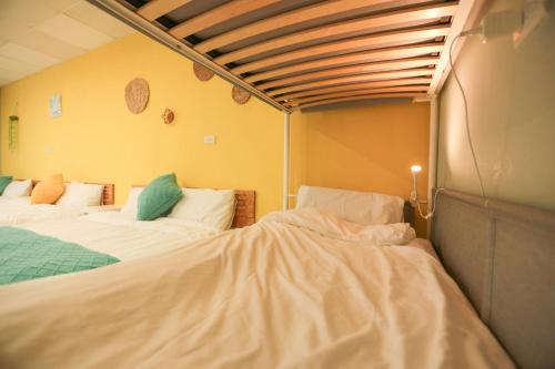 綠島鄉的住宿－小巷微光，一间客房内配有两张床的房间