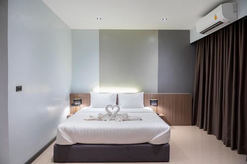 Katil atau katil-katil dalam bilik di YSW Hotel Lopburi