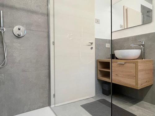 um banheiro com box de vidro e pia em Casa di Maggie 2 - Comfort e natura tra Pinzolo e Campiglio em Carisolo