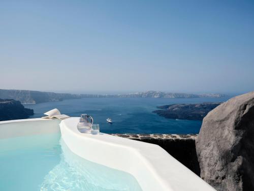 a swimming pool with a view of the ocean at Stella Rocca A Mare in Imerovigli