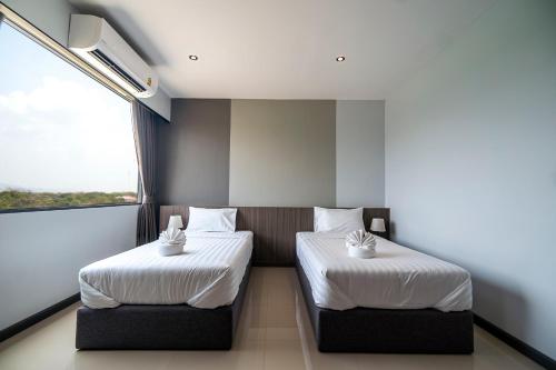 Katil atau katil-katil dalam bilik di YSW Hotel Lopburi