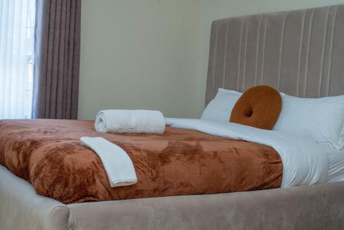 Una cama con dos toallas encima. en Eldoret home, Q10 unity homes en Eldoret