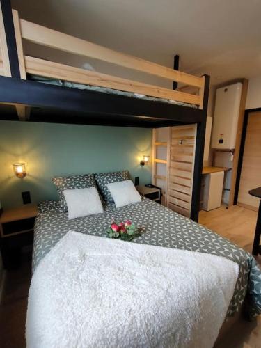 Un dormitorio con una gran cama blanca con flores. en Somptueux * * proche du lac avec parking privé en Viviers-du-Lac