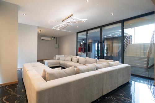 Ruang duduk di YSW Hotel Lopburi