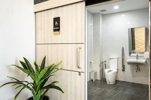 Bilik mandi di YSW Hotel Lopburi