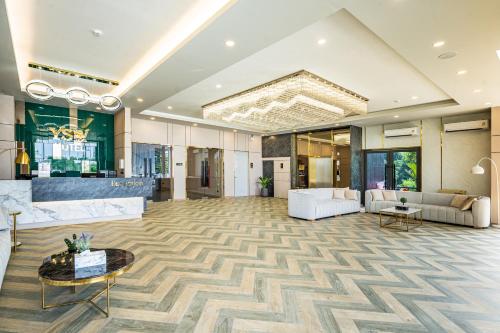 un vestíbulo abierto con sofá y mesa en YSW Hotel Lopburi en Ban Khok Krathiam