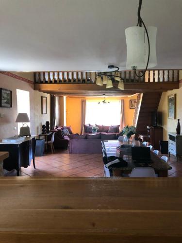 un salon avec un canapé et une table dans l'établissement VILLA QUERCY PERIGORD 19 PERSONNES, à Monségur