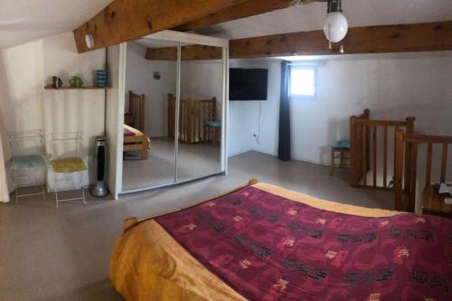 une chambre avec un grand lit et un miroir dans l'établissement Beau et vaste T3 proche port et plage, au Cap d'Agde