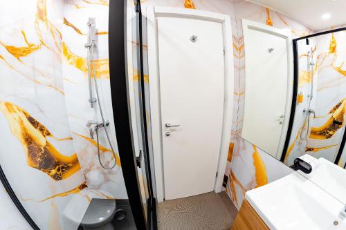 a bathroom with a shower and a toilet at Business Hotel Conference Center & Spa in Târgu-Mureş