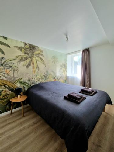 1 dormitorio con 1 cama con toallas en NEW L'Oasis Magnifique Apt avec jardin, en Puyoô